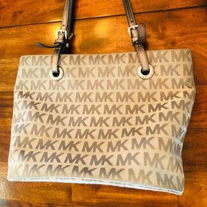 Authentic Michael Kors Jet Setter EW Purse cream black with silver grey handles!